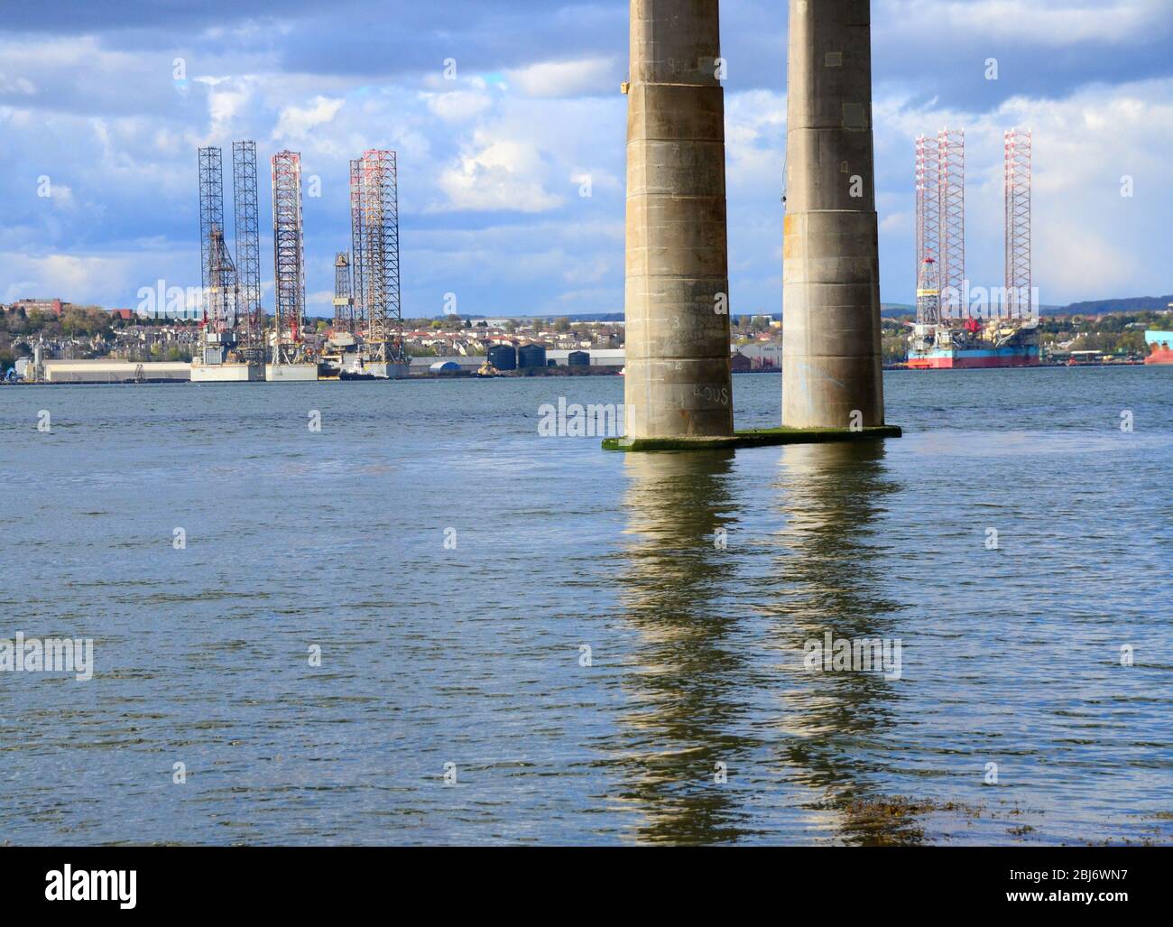 Bohrplattformen für Bohrinseln in Dundee Dockside mit Pfeilern der Tay Road Bridge im Vordergrund Stockfoto