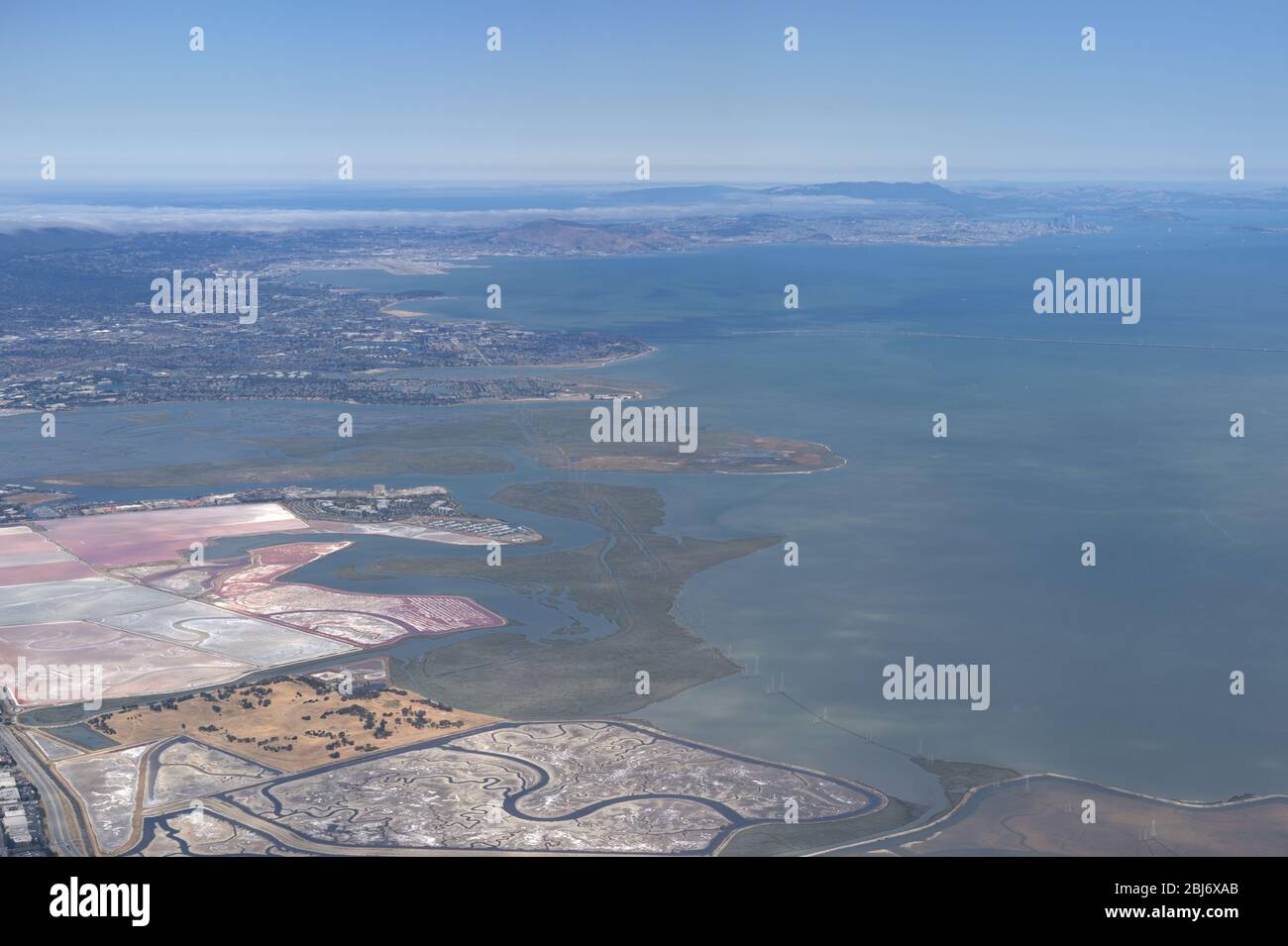Biegen Sie auf die Endanfahrt zum Flughafen SFO über die südliche San Francisco Bay Area, CA Stockfoto