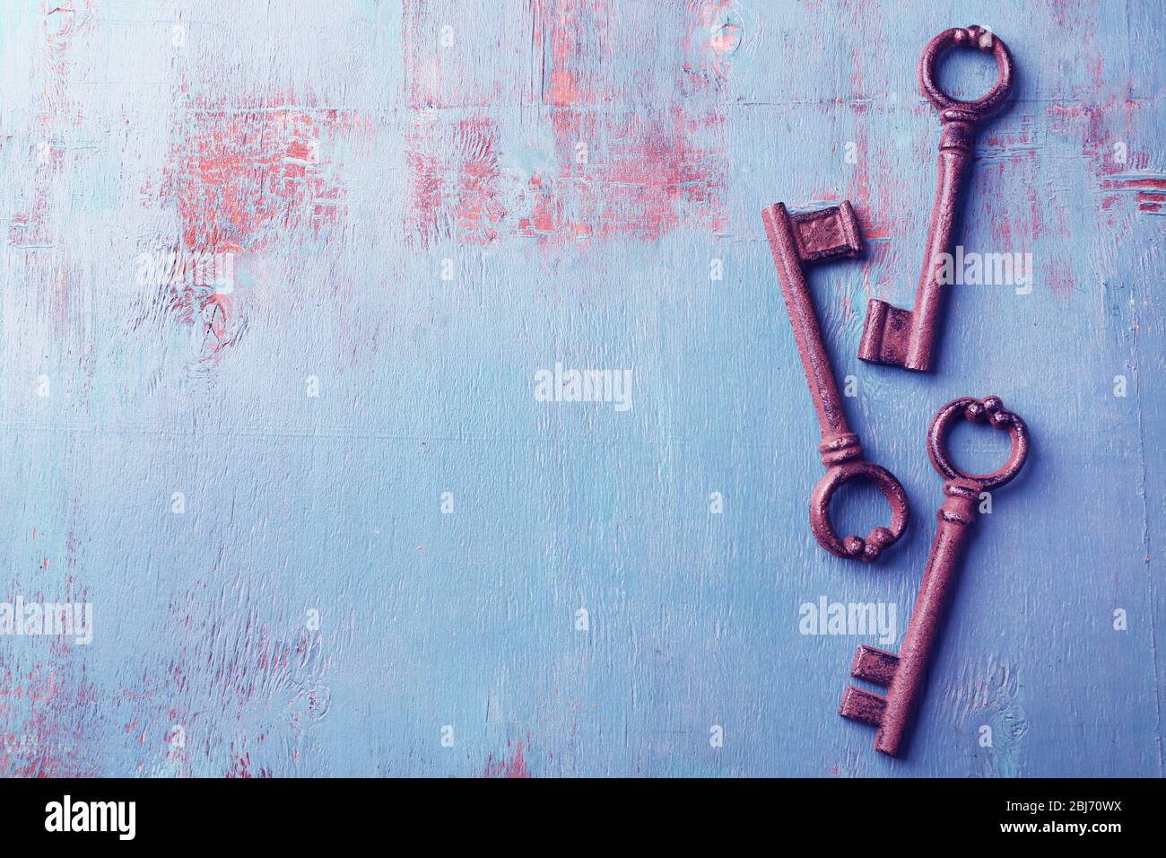 Alte Schlüssel auf blauem Holzhintergrund, Kopierraum Stockfoto