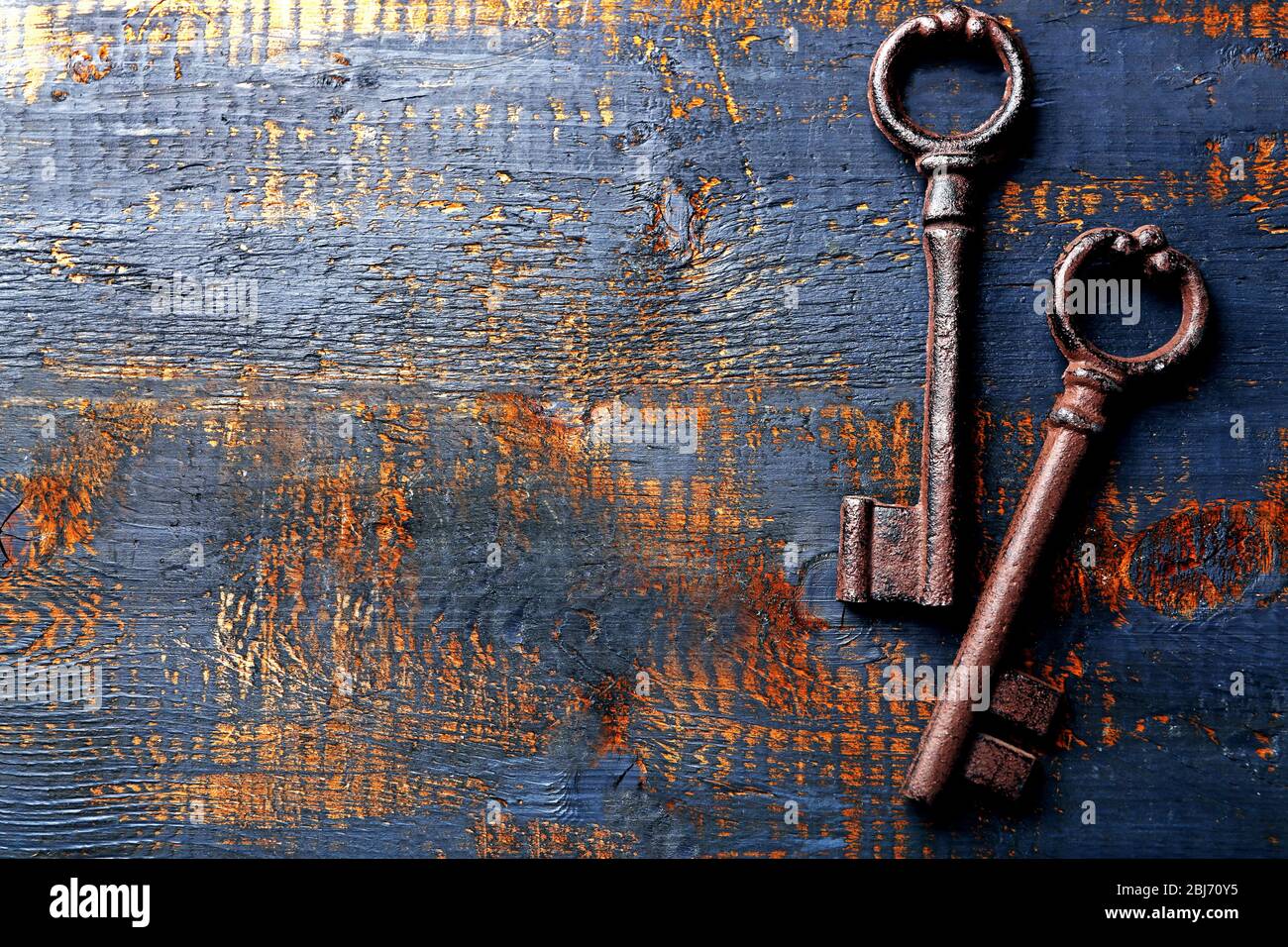 Alte Schlüssel auf blauem, zerkratztem Holzhintergrund, Kopierraum Stockfoto