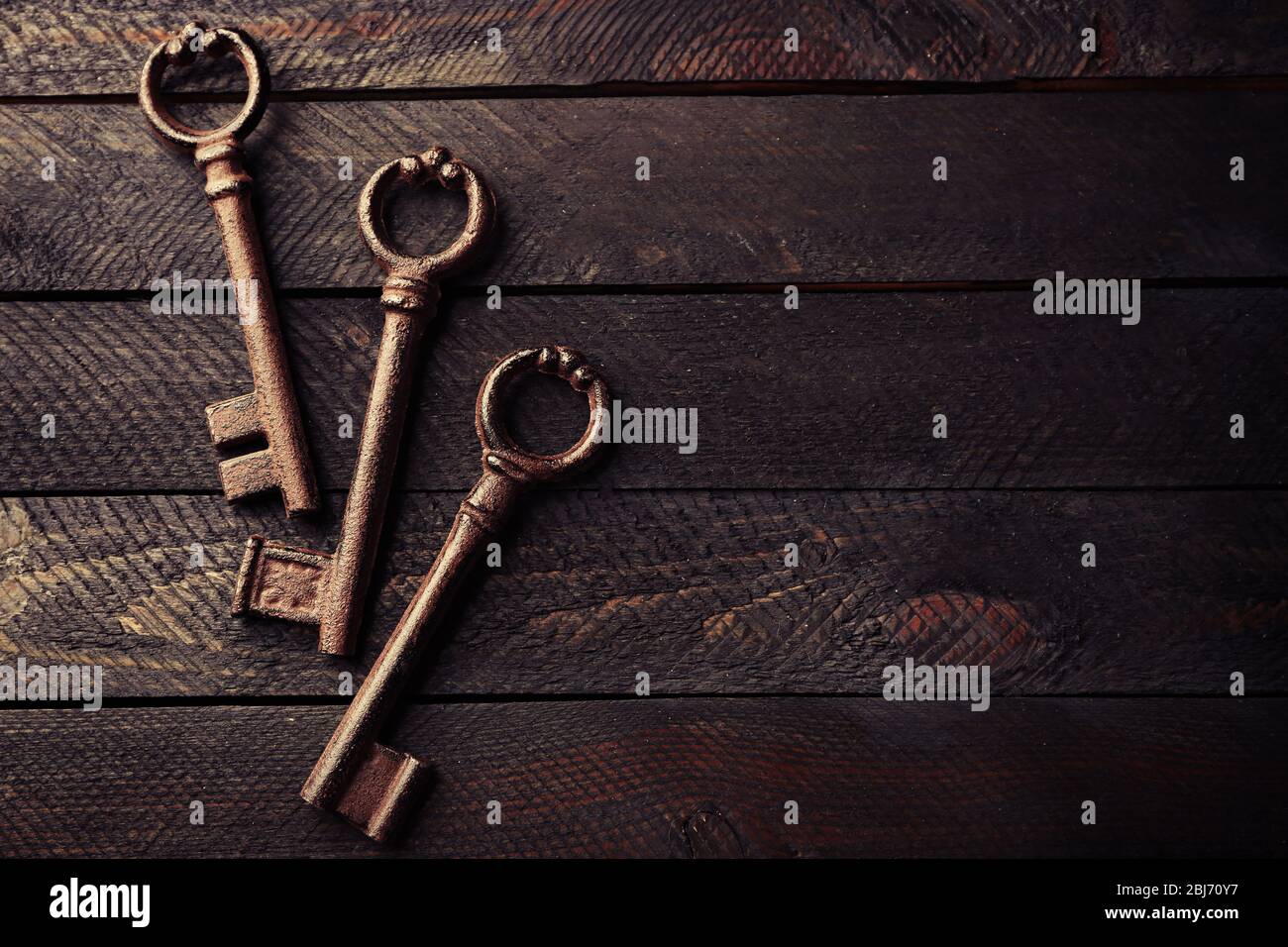 Alte Schlüssel auf dunklem Holzhintergrund, Kopierraum Stockfoto