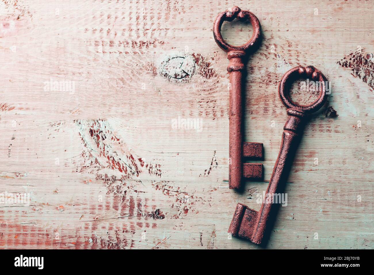 Alte Schlüssel auf blauem Holzhintergrund, Kopierraum Stockfoto