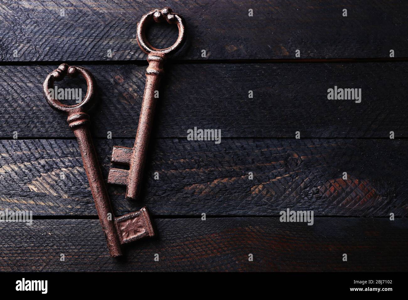 Alte Schlüssel auf dunklem Holzhintergrund, Kopierraum Stockfoto