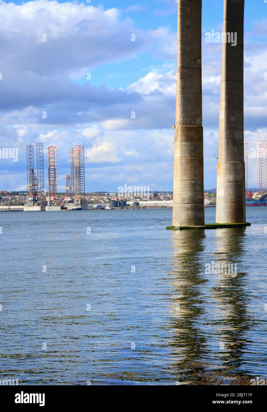 Bohrplattformen für Bohrinseln in Dundee Dockside mit Pfeilern der Tay Road Bridge im Vordergrund Stockfoto