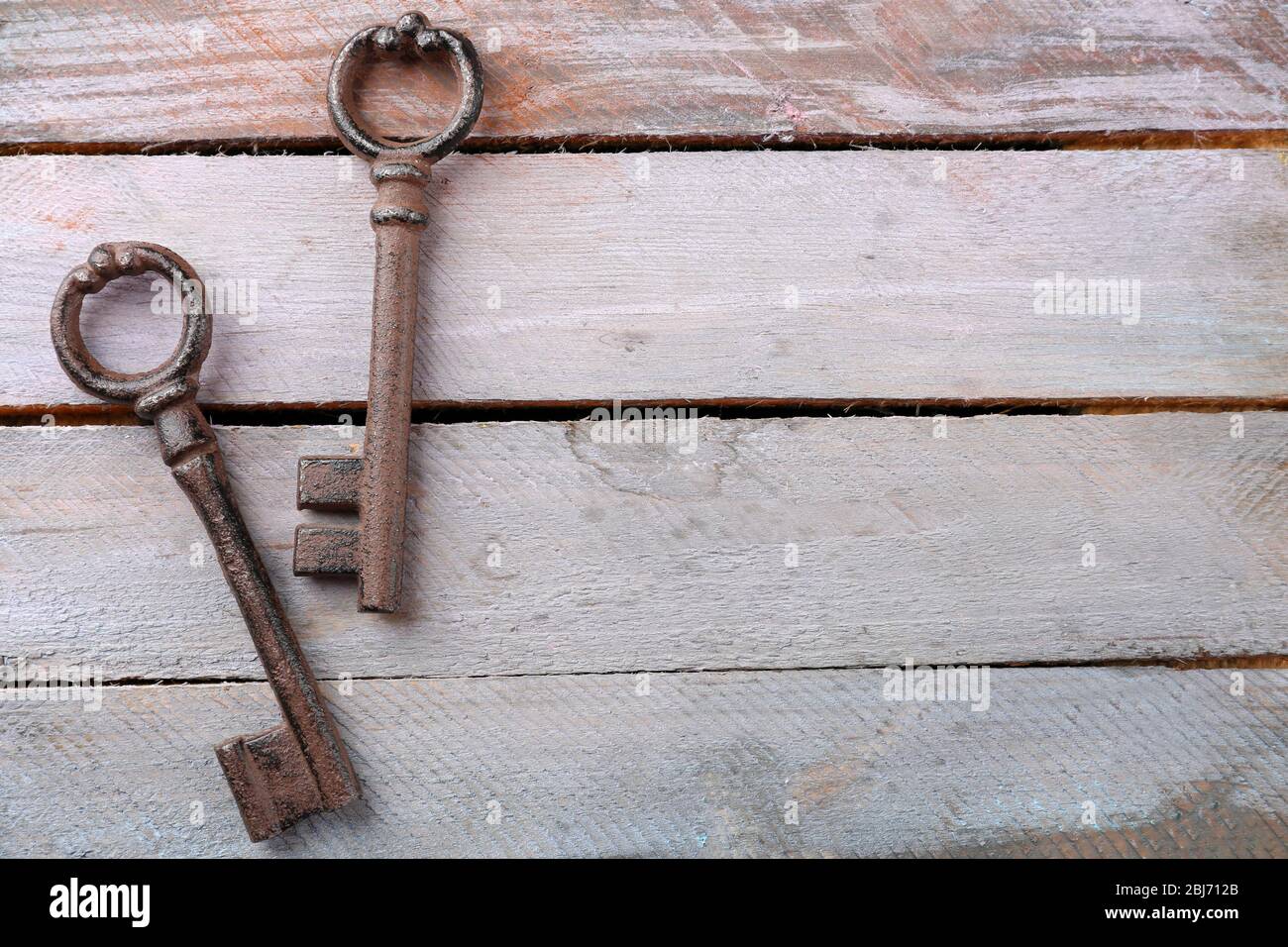 Alte Schlüssel auf Holzhintergrund, Kopierraum Stockfoto