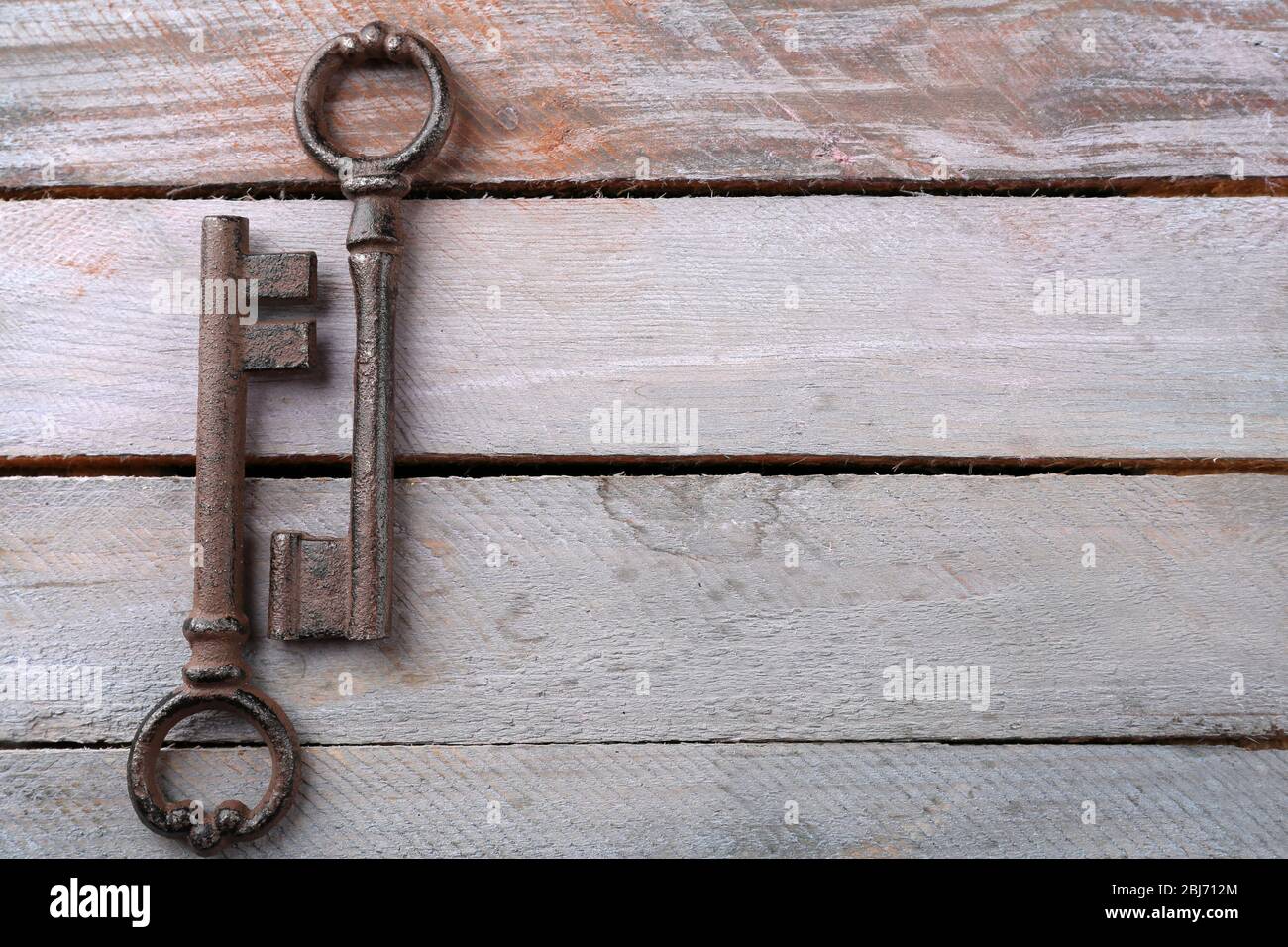 Alte Schlüssel auf Holzhintergrund, Kopierraum Stockfoto