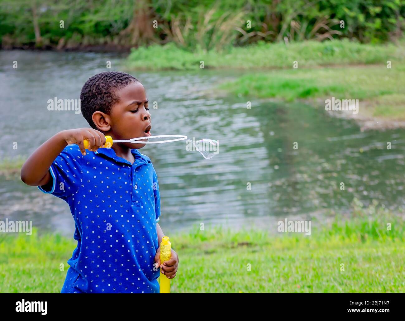 Ein Junge bläst Blasen im Langan Park, 13. April 2019, in Mobile, Alabama. Der 720 Hektar große Park bietet eine Vielzahl von Freizeitmöglichkeiten. Stockfoto