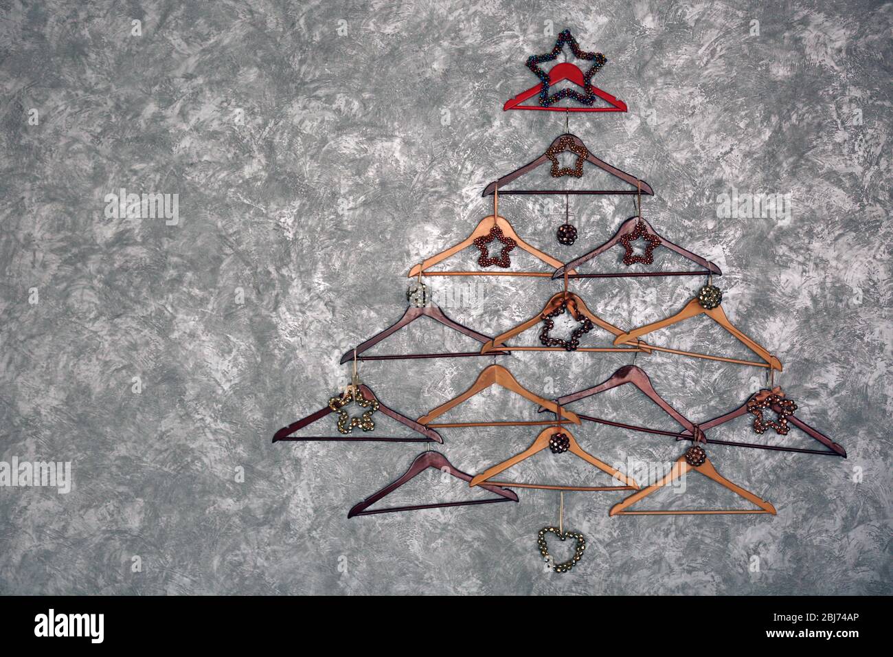 Weihnachtsbaum aus Kleiderbügeln an der Wand Stockfotografie - Alamy