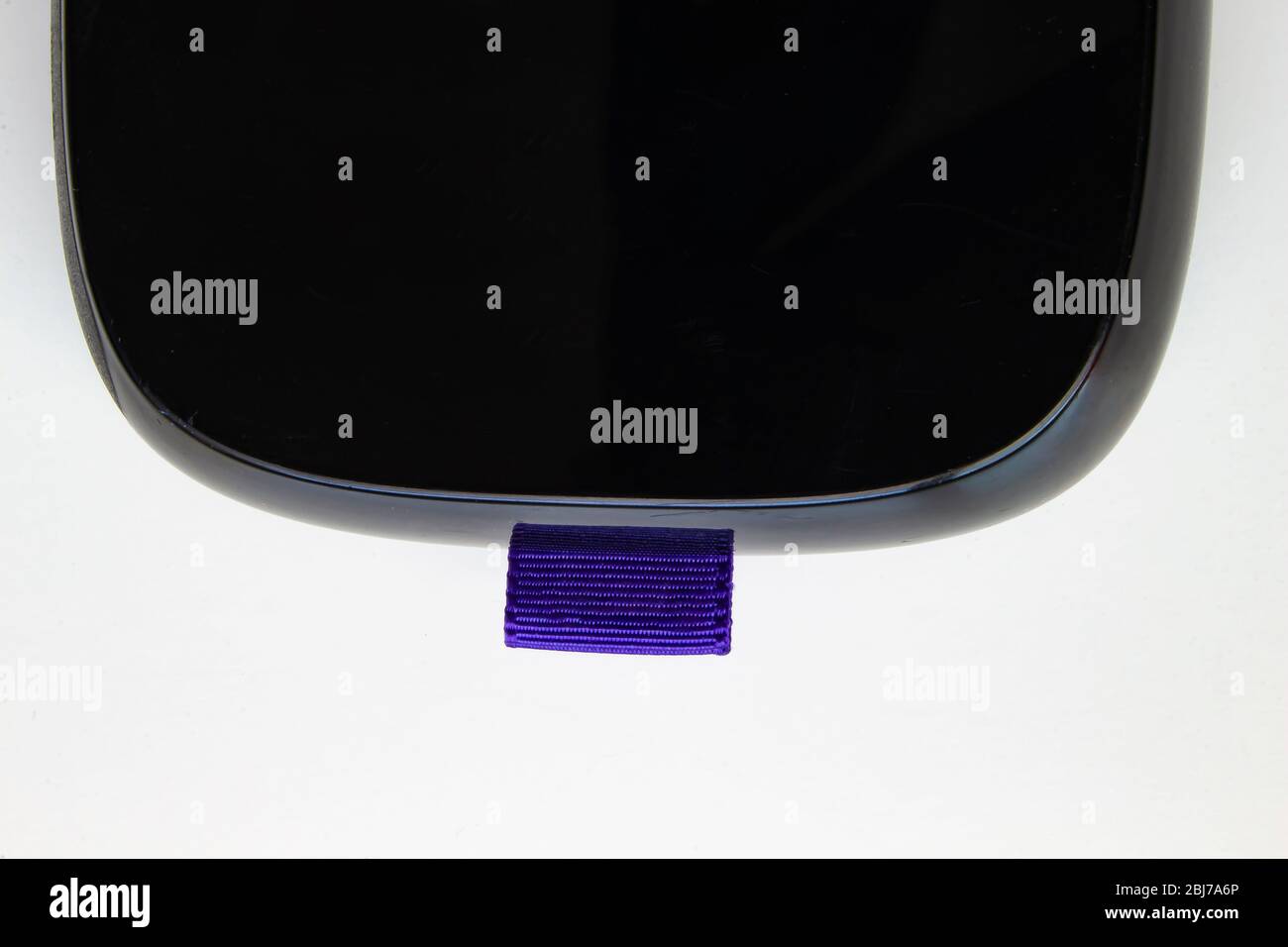 Draufsicht auf eine Roku-Box auf weißem Hintergrund Stockfoto