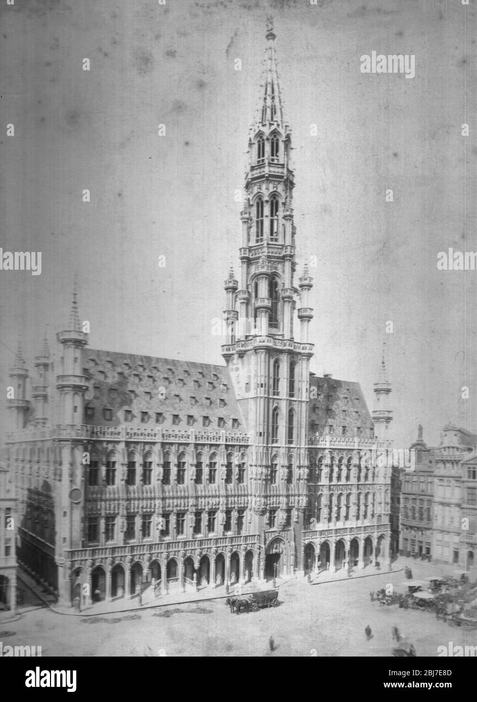Das Rathaus (französisch: Hôtel de Ville, niederländisch: Stadhuis der Stadt Brüssel ist ein gotisches Gebäude aus dem Mittelalter. Es liegt am berühmten Grand Place in Brüssel, Belgien. Der älteste Teil des heutigen Rathauses ist der Ostflügel (links, wenn man nach vorne zeigt). Stockfoto
