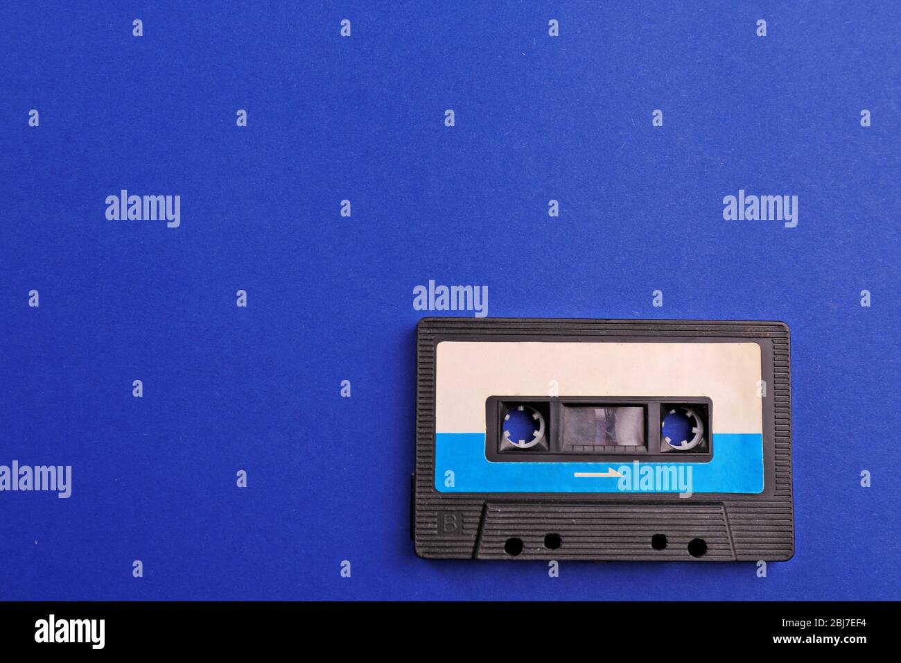 Alte Audiokassette auf blauem Hintergrund Stockfoto
