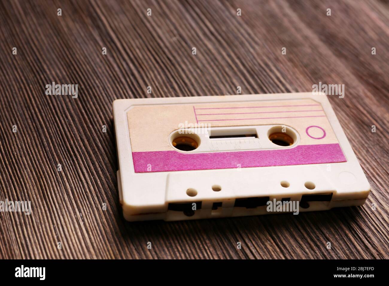 Alte Audiokassette auf Holzhintergrund Stockfoto