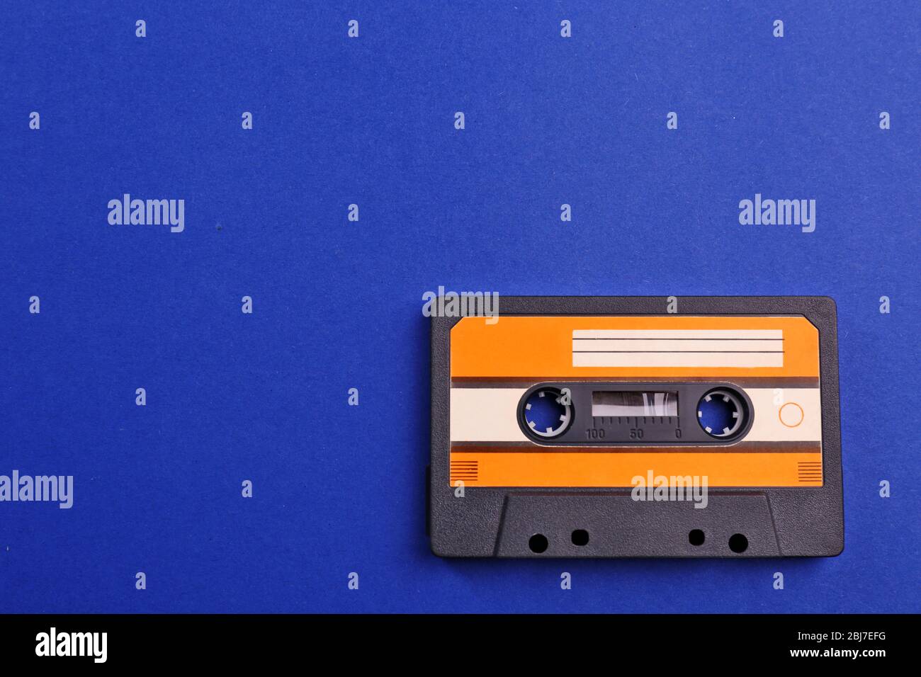 Alte Audiokassette auf blauem Hintergrund Stockfoto