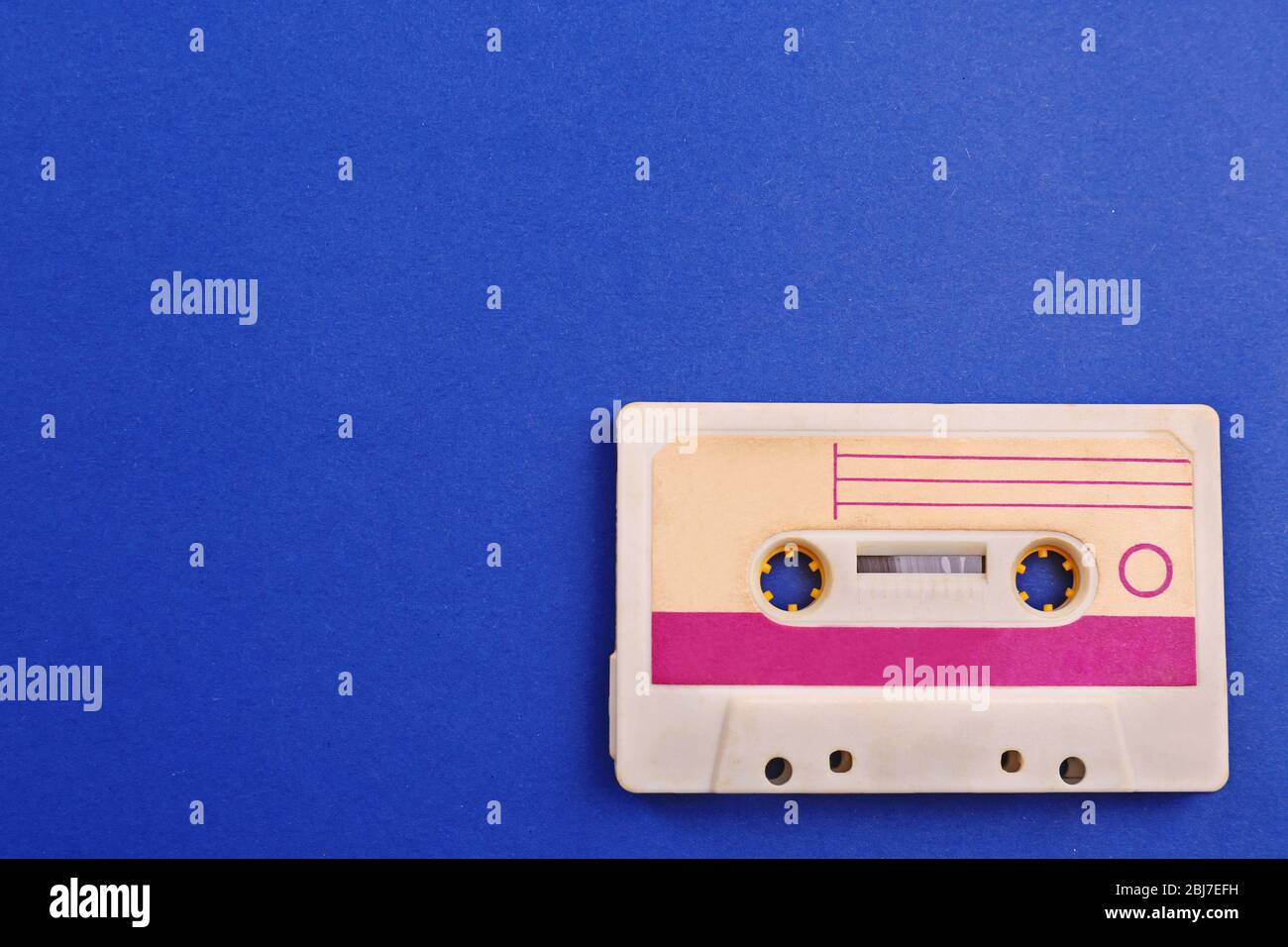 Alte Audiokassette auf blauem Hintergrund Stockfoto