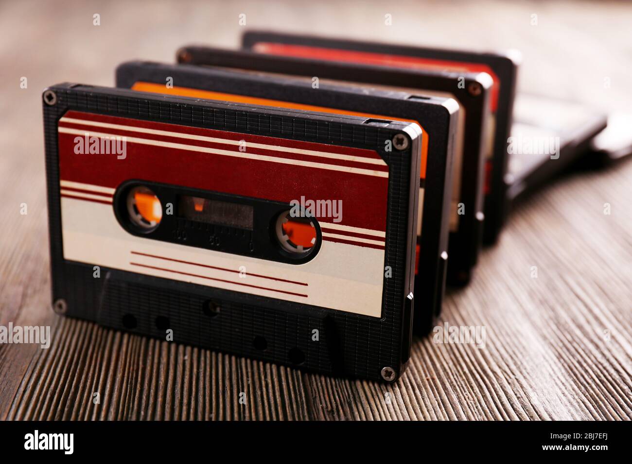 Set von alten Audiokassetten auf Holzhintergrund Stockfoto