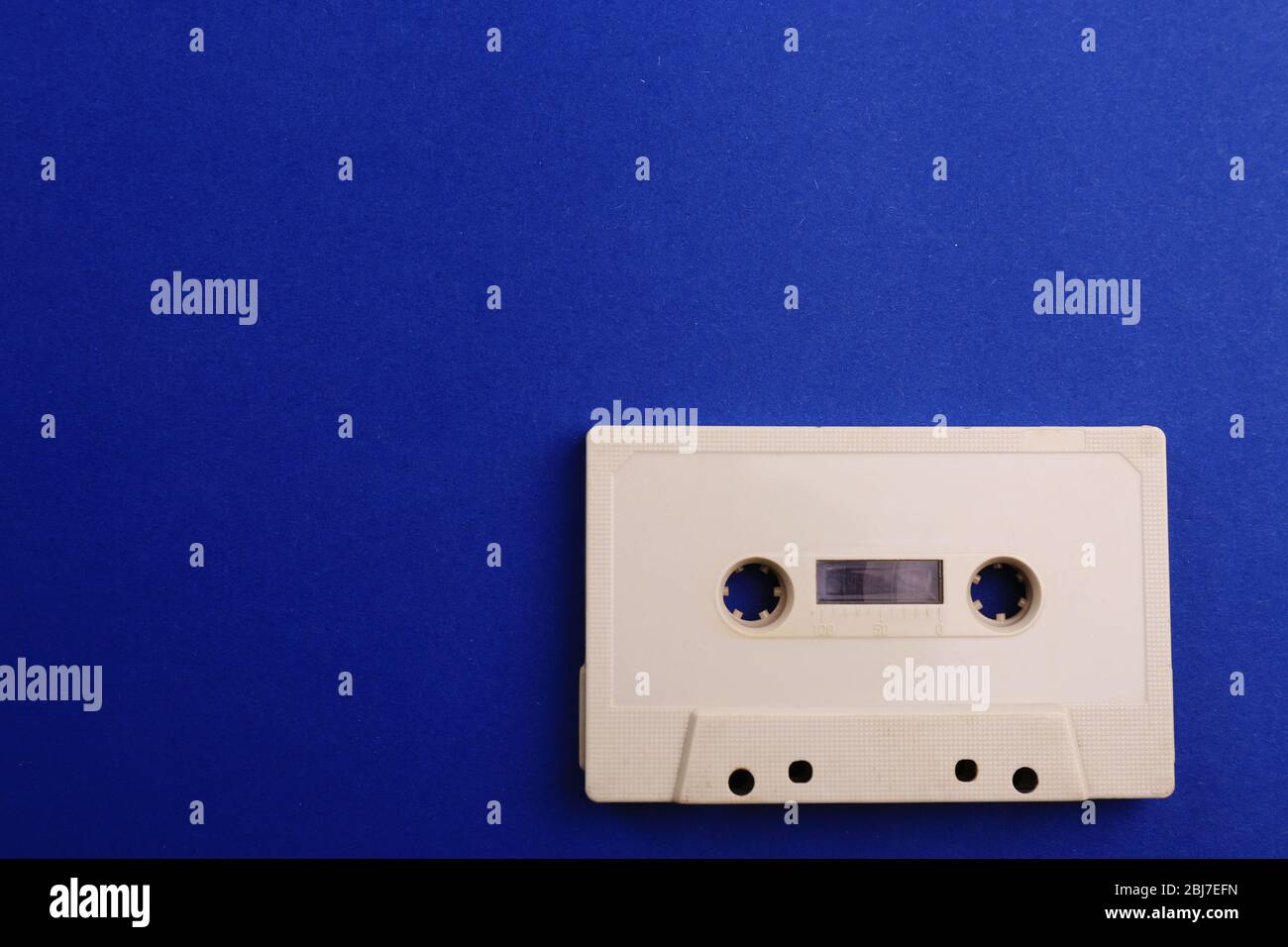 Alte Audiokassette auf blauem Hintergrund Stockfoto
