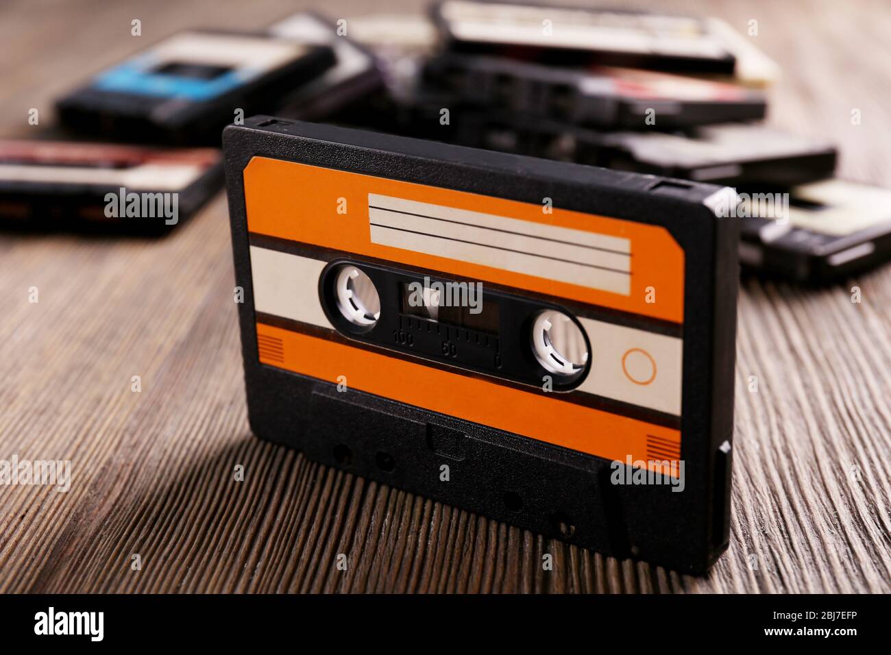 Alte Audiokassette auf Holzhintergrund Stockfoto