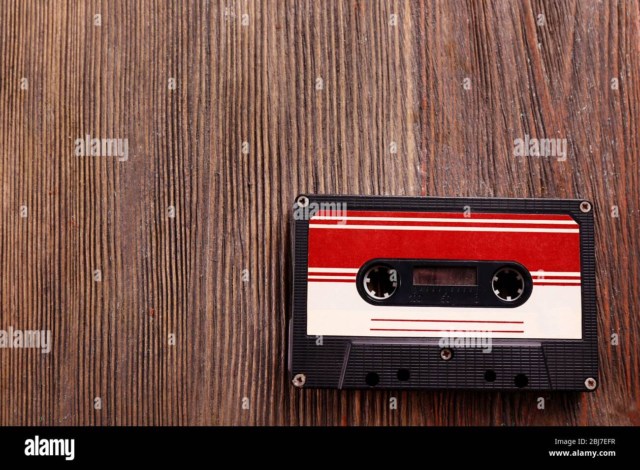 Alte Audiokassette auf Holzhintergrund Stockfoto