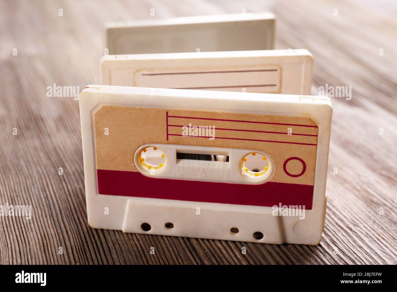 Alte Audiokassette auf Holzhintergrund Stockfoto