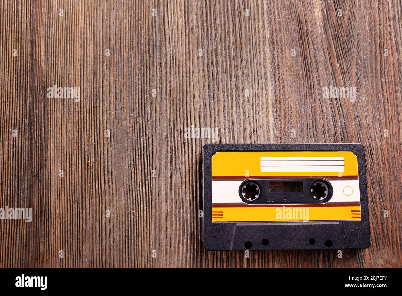 Alte Audiokassette auf Holzhintergrund Stockfoto