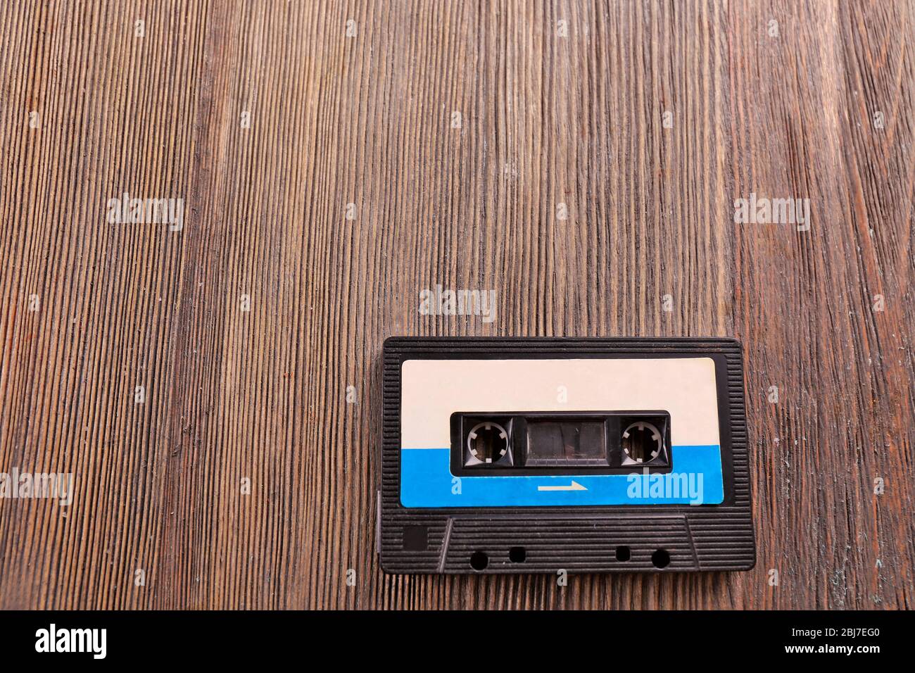 Alte Audiokassette auf Holzhintergrund Stockfoto