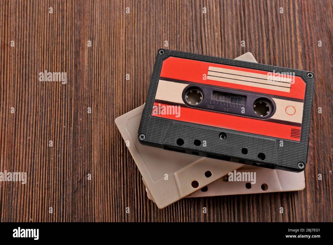 Alten Audio-Kassetten auf hölzernen Hintergrund Stockfoto