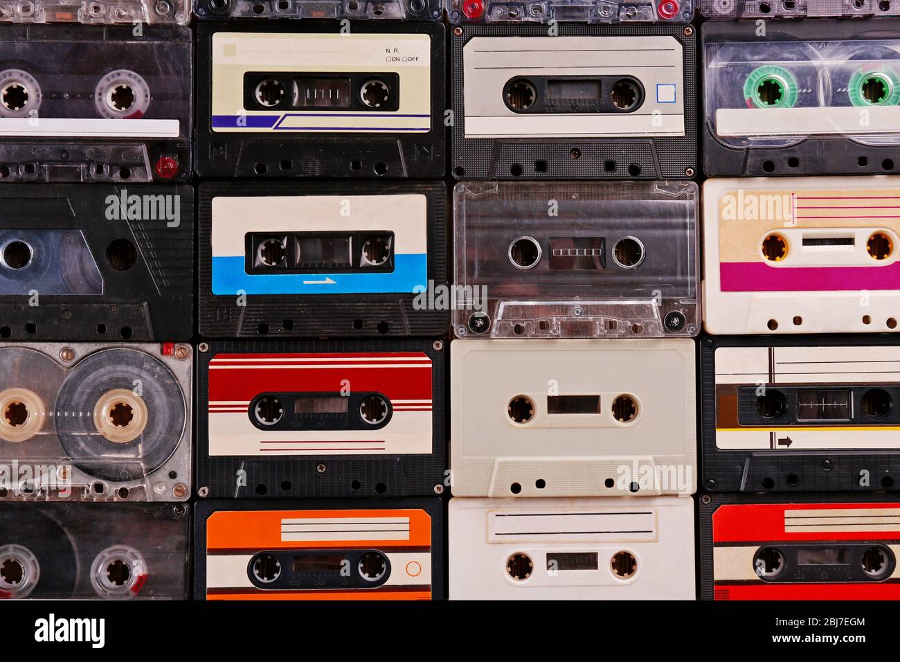 Set von alten Audiokassetten auf Holzhintergrund Stockfoto