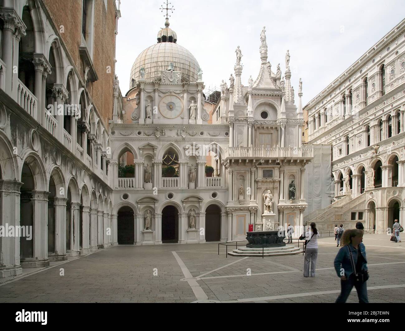 Innenhof des Dogenpalastes mit Blick auf den Markusdom, Venedig, Italien Stockfoto