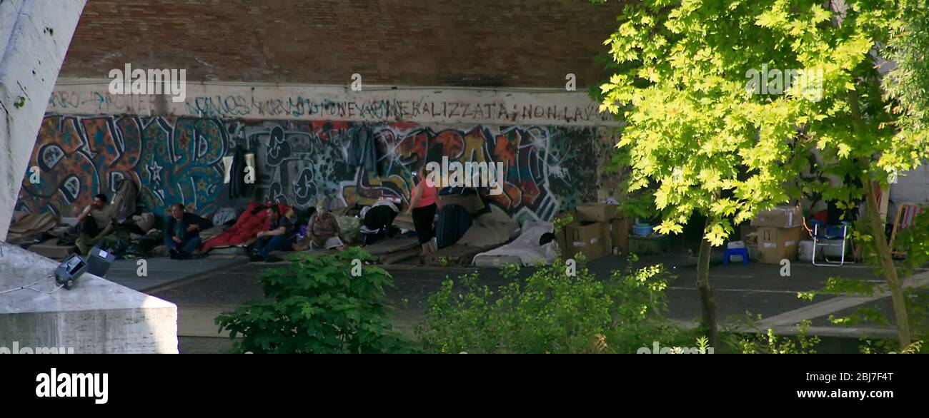 Obdachlose unter der Brücke am Tiber, Rom, Italien Stockfoto