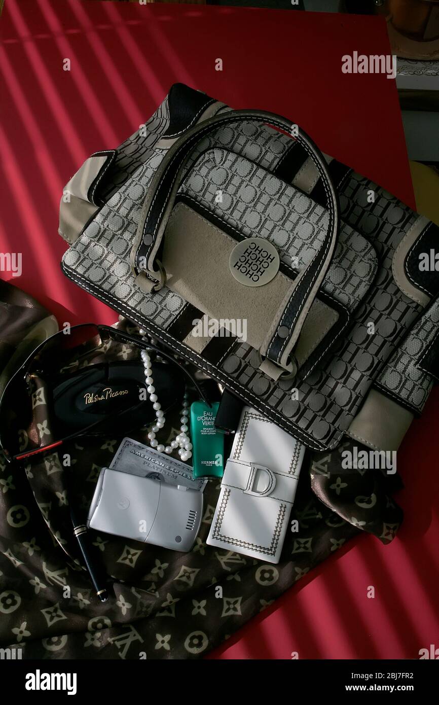 Inhalt der luxuriösen Handtasche Stockfoto