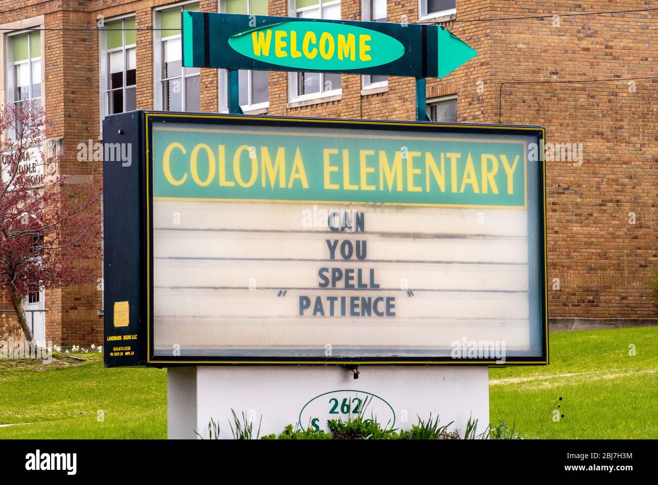 Coloma MI USA April 23 2020; EIN Schild außerhalb einer Grundschule hat einige lustige Ratschläge für alle Eltern, die sich jetzt als Hausschullehrer finden Stockfoto