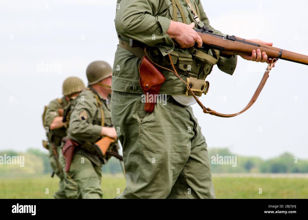 Soldaten in Uniform patrouillieren ein Gebiet mit Waffen gezogen und bereit Stockfoto