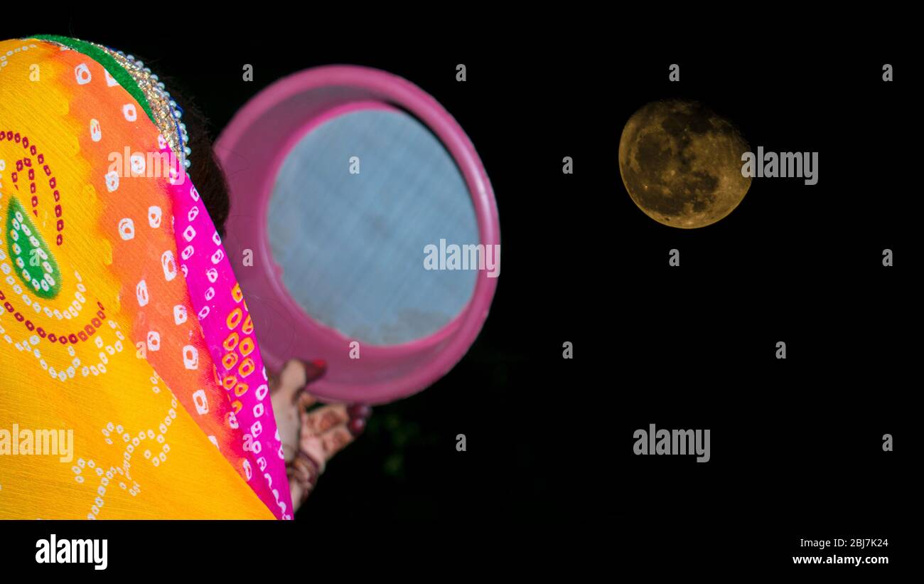 Frau, die Wasser während karwa Chauth Karva Chauth ist ein eintägiges Fest gefeiert von hinduistischen Frauen Stockfoto