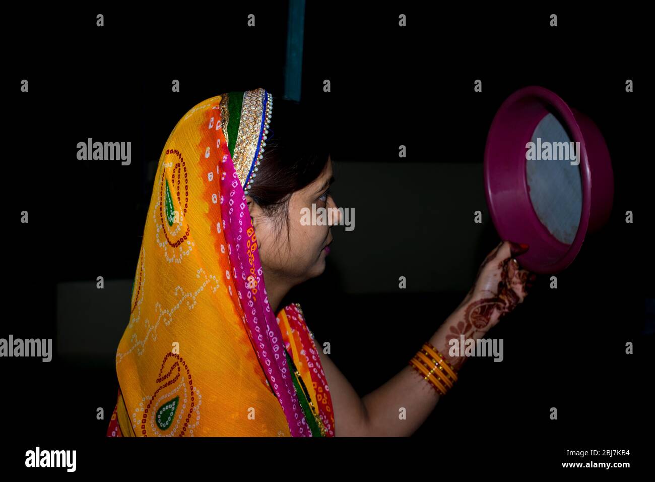 Frau, die Wasser während karwa Chauth Karva Chauth ist ein eintägiges Fest gefeiert von hinduistischen Frauen Stockfoto