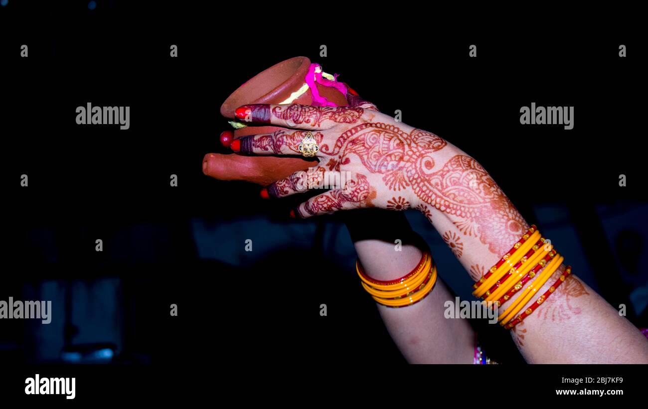 Frau, die Wasser während karwa Chauth Karva Chauth ist ein eintägiges Fest gefeiert von hinduistischen Frauen Stockfoto