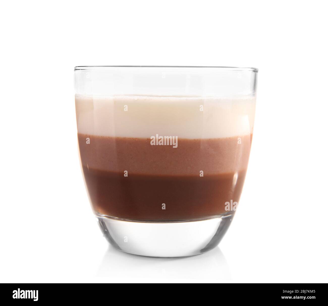Mehrschichtiger Nachtisch, isoliert auf Weiß Stockfoto