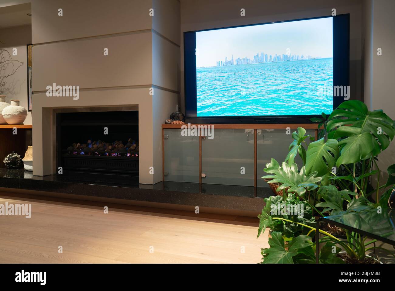 Home Interior Bild trendige Dekoration und Pflanzen mit Doha Skyline Bild auf dem Fernsehbildschirm. Stockfoto