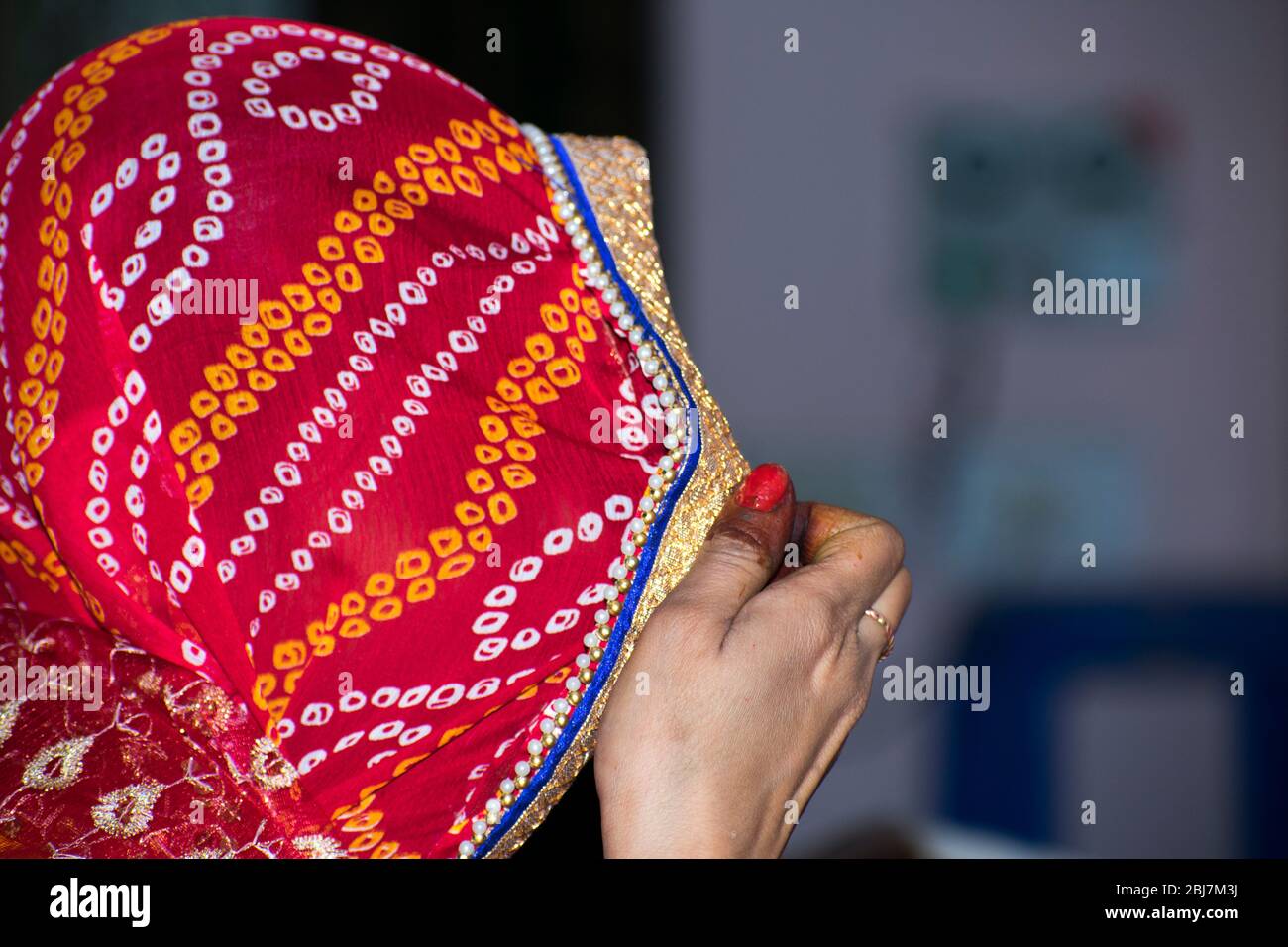 Frau, die Wasser während karwa Chauth Karva Chauth ist ein eintägiges Fest gefeiert von hinduistischen Frauen Stockfoto