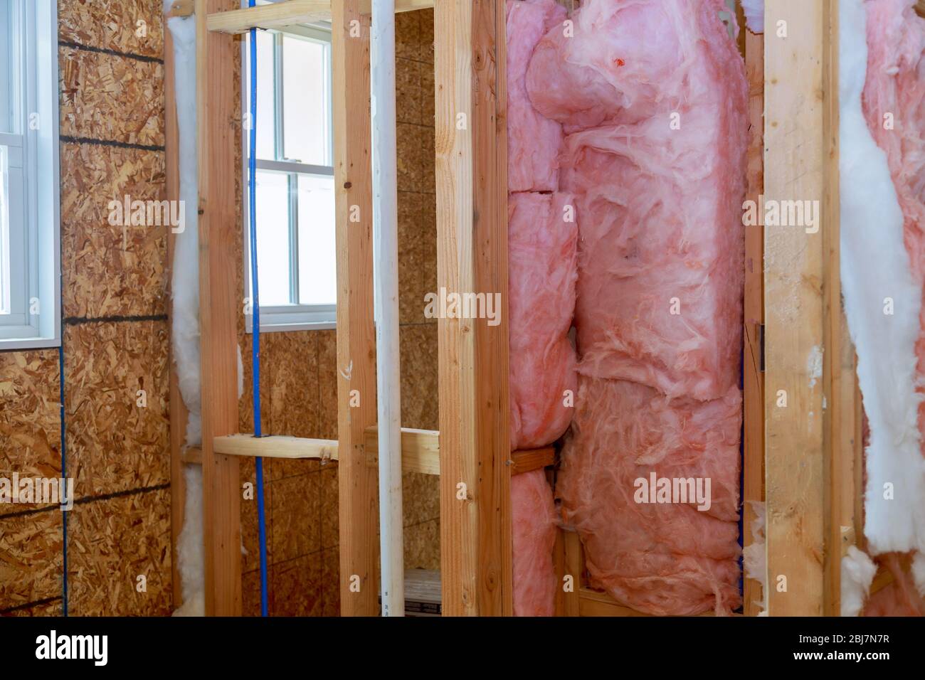Innenwände mit rosa Farbe Wärmedämmung vor der Installation von Holzwänden Stockfoto