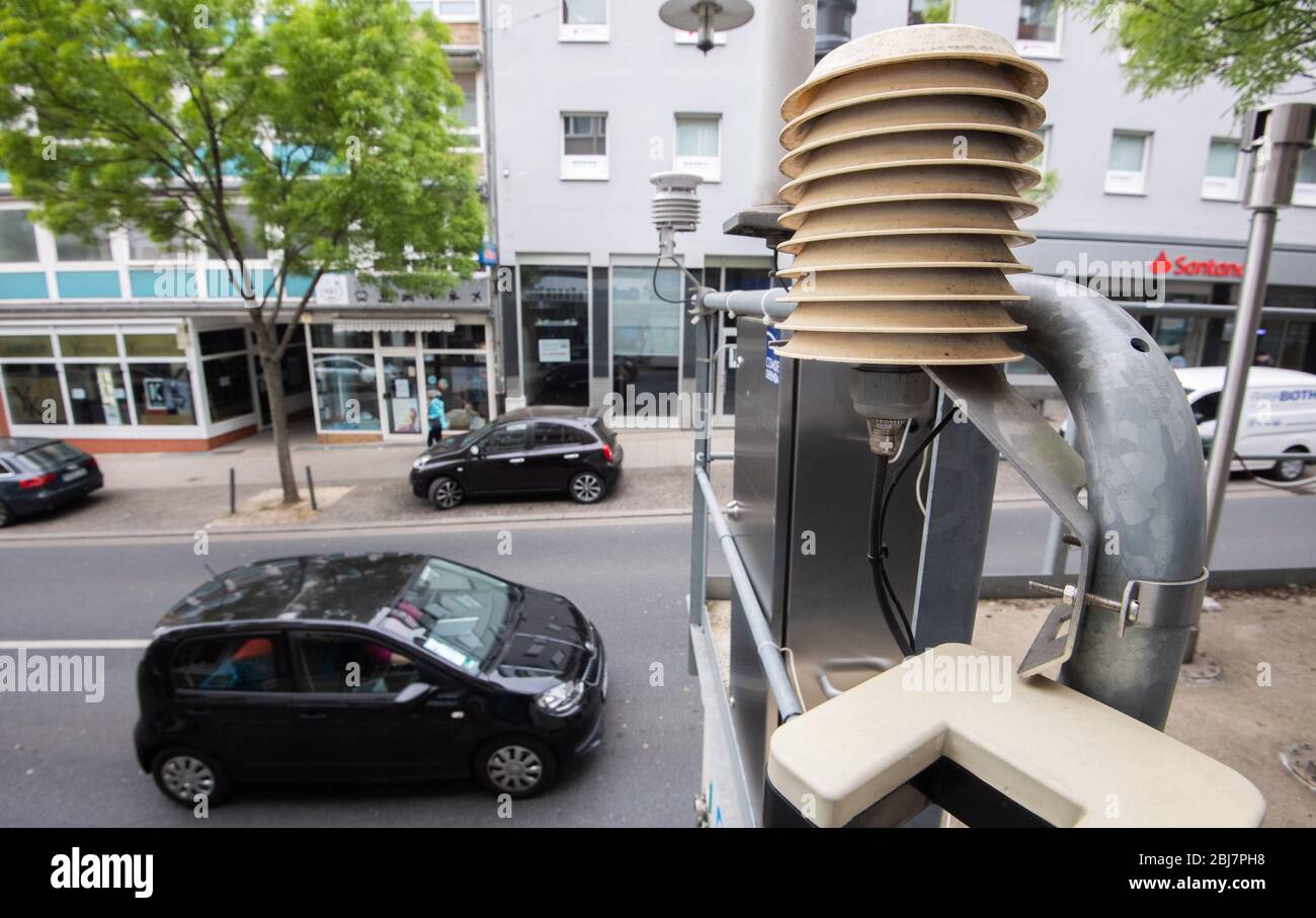 Hildesheim, Deutschland. April 2020. Ein Auto fährt an einer Luftqualitätsmessstation im Stadtzentrum vorbei. Die Luftverschmutzung mit Stickstoffdioxid in Niedersachsen ist während der Koronakrise deutlich zurückgegangen. Dies geht aus Angaben des Umweltministeriums unter Berufung auf das Handelskontrollamt Hildesheim. Kredit: Julian Stratenschulte/dpa/Alamy Live News Stockfoto