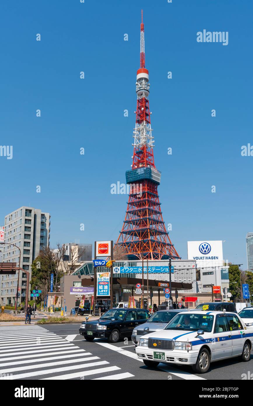 Blick auf den Tokyo Tower und Taxis in Japan Stockfoto