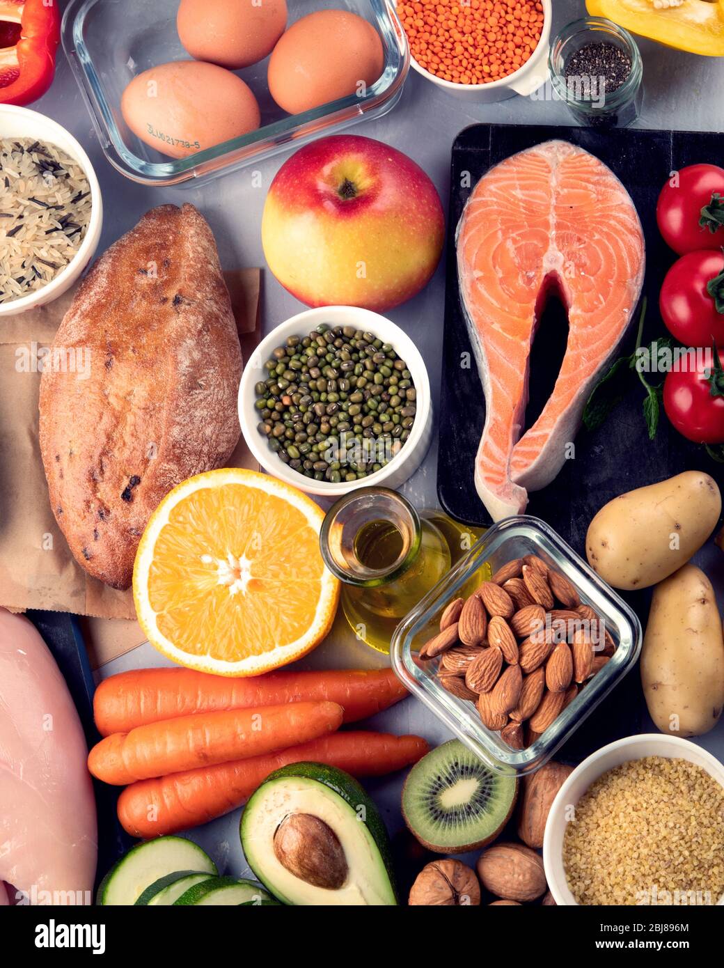 Ausgewogene Ernährung Lebensmittel Hintergrund.. Ernährung, saubere  Ernährung Lebensmittel Konzept. Diät-Plan mit Vitaminen und Mineralstoffen  Stockfotografie - Alamy