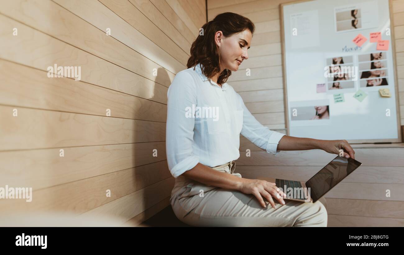 Geschäftsfrau, die am Laptop arbeitet. Weibliche Führungskraft mit Laptop im Kreativbüro. Stockfoto