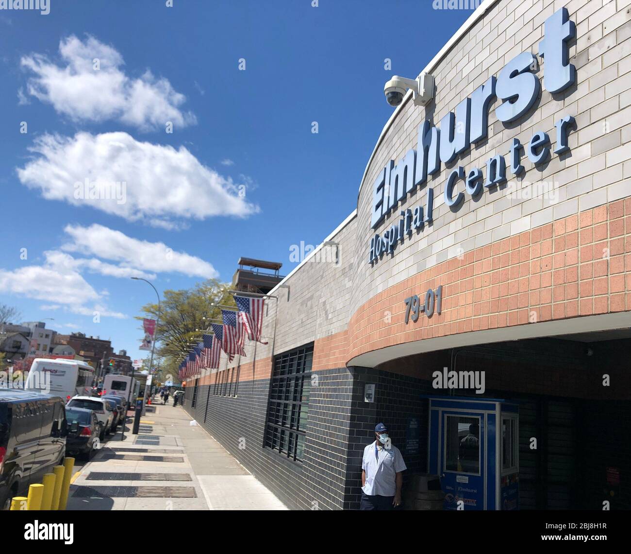 New York, USA. April 2020. Das Elmhurst Hospital Center. Ende März 2020 wurde das Krankenhaus zum Symbol der New Yorker Corona Pandemie. Während sich Leute vor dem Krankenhaus im besonders vielfältigen Queens District anstellten, um getestet zu werden, starben im Inneren Reihen von Menschen, die zuvor mit Sirenen in die Notaufnahme gebracht worden waren. Quelle: Benno Schwinghammer/dpa/Alamy Live News Stockfoto