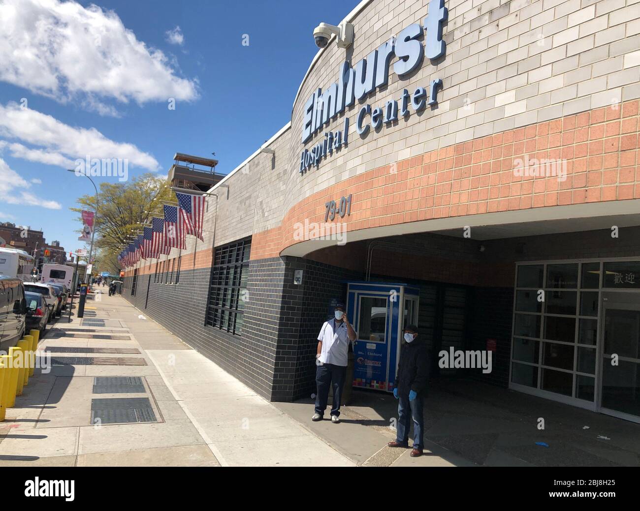New York, USA. April 2020. Das Elmhurst Hospital Center. Ende März 2020 wurde das Krankenhaus zum Symbol der New Yorker Corona Pandemie. Während sich Leute vor dem Krankenhaus im besonders vielfältigen Queens District anstellten, um getestet zu werden, starben im Inneren Reihen von Menschen, die zuvor mit Sirenen in die Notaufnahme gebracht worden waren. Quelle: Benno Schwinghammer/dpa/Alamy Live News Stockfoto