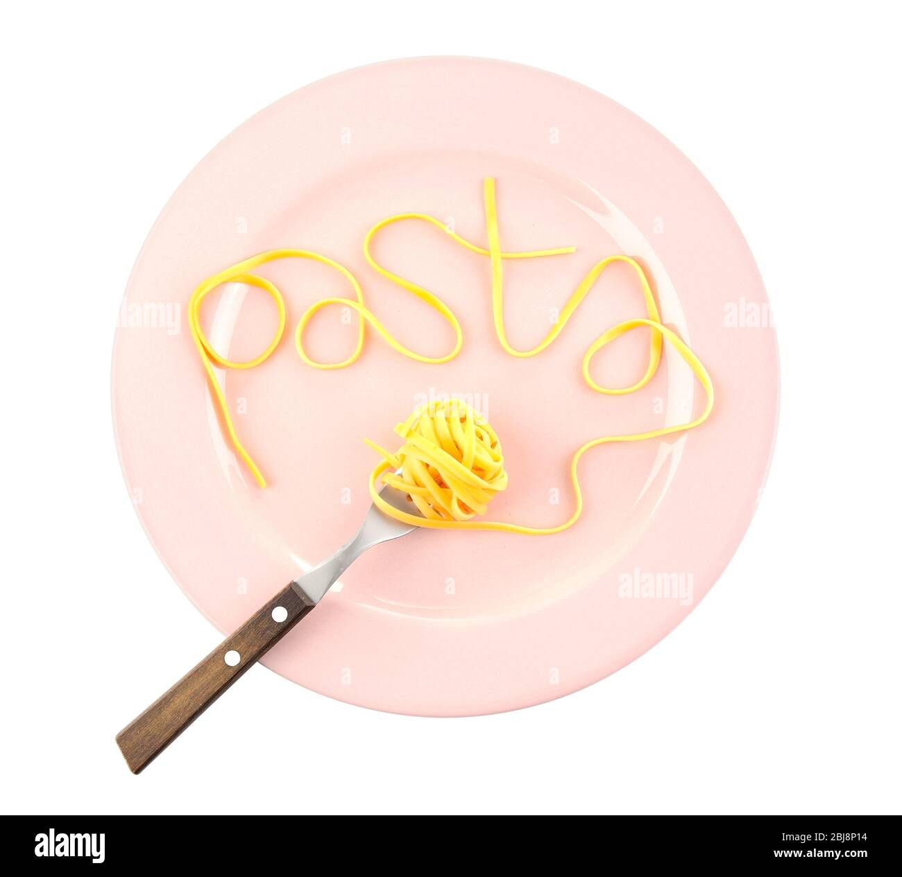 Wort 'Pasta' aus Spaghetti auf Teller isoliert auf weiß Stockfoto