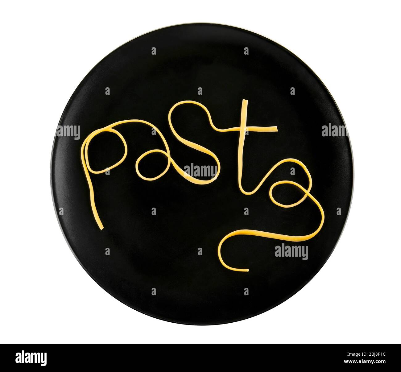 Wort 'Pasta' aus Spaghetti auf Teller isoliert auf weiß Stockfoto