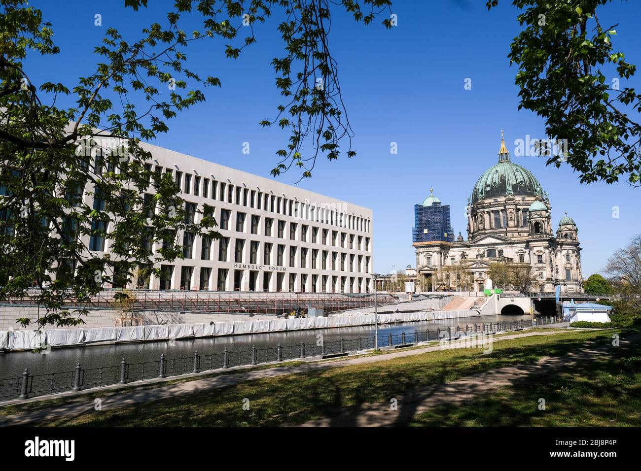 Berlin, Deutschland. April 2020. Das Humboldt-Forum (l) und der Dom in der Mitte. Quelle: Jens Kalaene/dpa-Zentralbild/ZB/dpa/Alamy Live News Stockfoto
