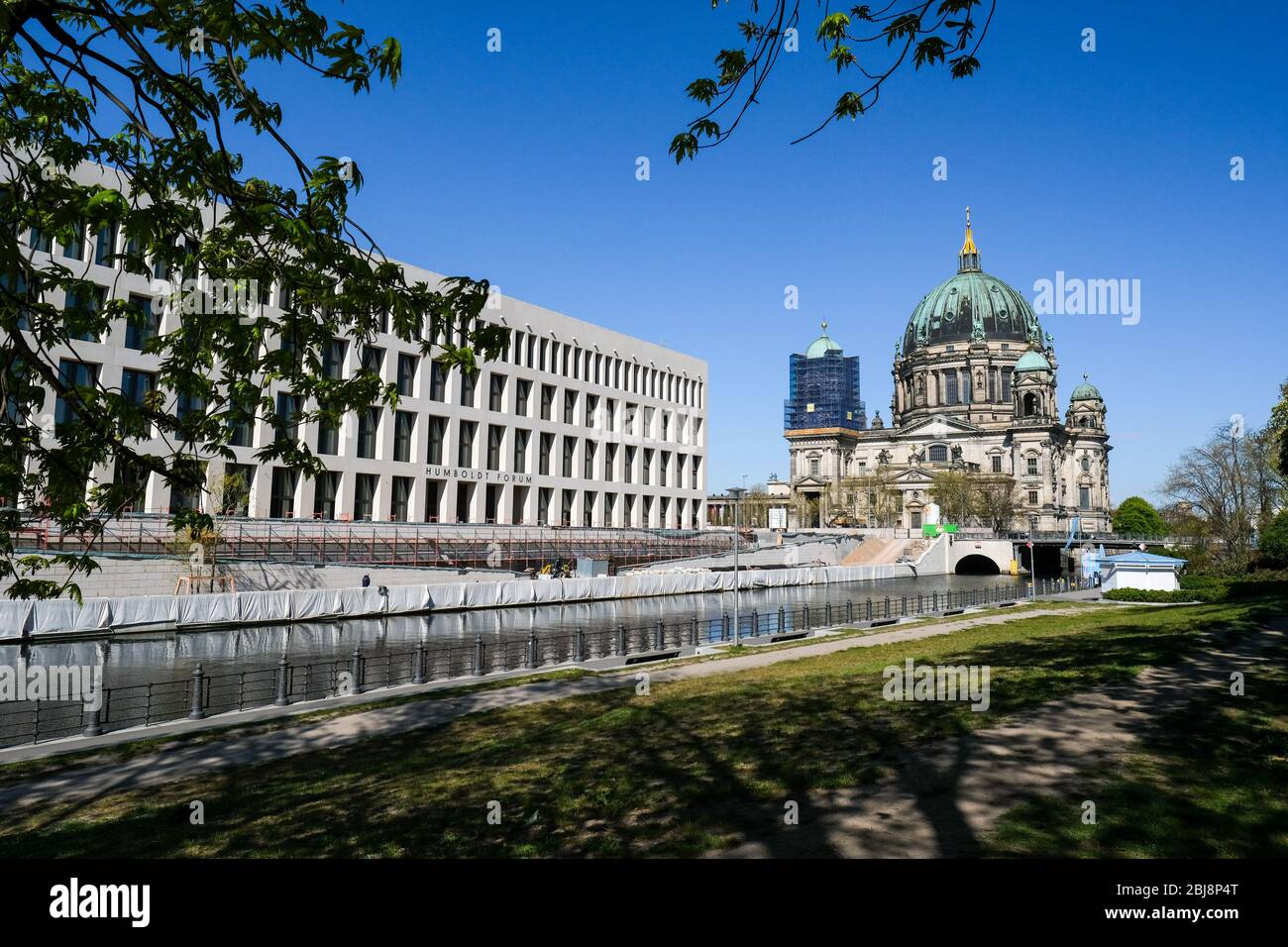 Berlin, Deutschland. April 2020. Das Humboldt-Forum (l) und der Dom in der Mitte. Quelle: Jens Kalaene/dpa-Zentralbild/ZB/dpa/Alamy Live News Stockfoto