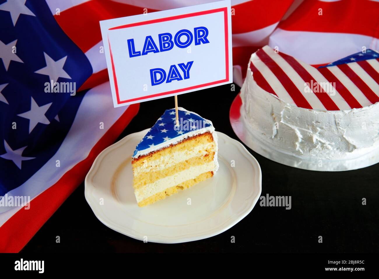 Stück Kuchen mit USA Flagge. Konzept des Arbeitstages. Stockfoto